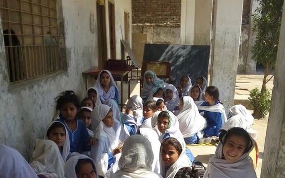 پاکستانۍ رسنۍ: بلوچستان کې ۳۵۰۰ ښوونځي د ښوونکو د کموالي له امله تړل شوي