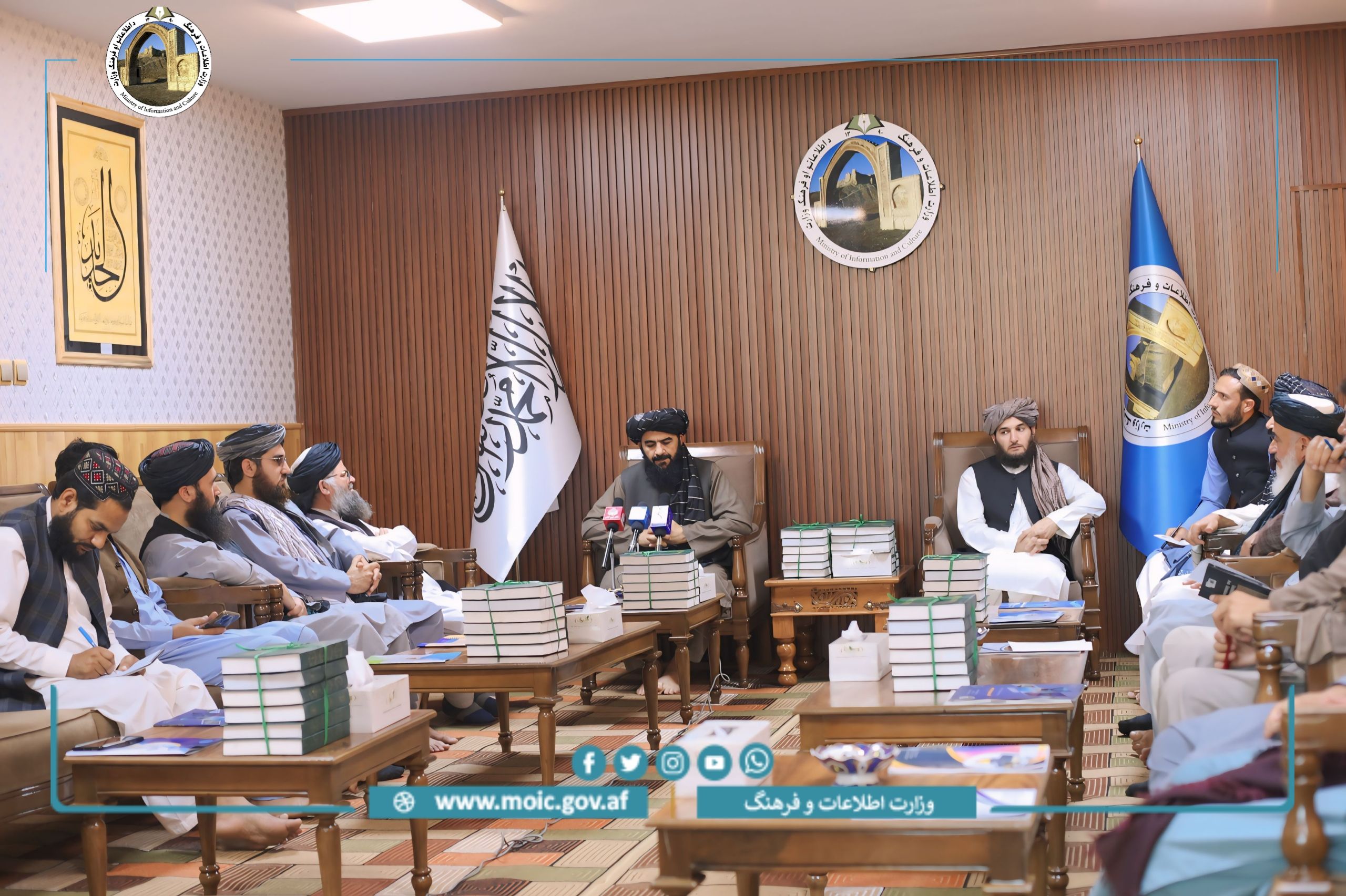 طالبان به‌جای کتاب‌هایی که نشر و پخش آن‌ها را ممنوع کرده، کتاب‌های دینی توزیع می‌کند