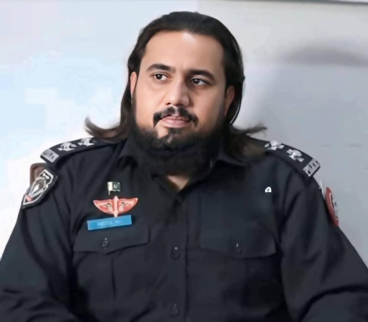 د خیبر پښتونخوا د پولیسو یو مشر د طالبانو ددفاع وزیر ملا یعقوب د انځور له امله ګوښه شوی