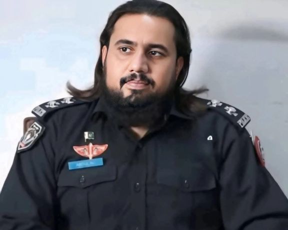 د خیبر پښتونخوا د پولیسو یو مشر د طالبانو ددفاع وزیر ملا یعقوب د انځور له امله ګوښه شوی