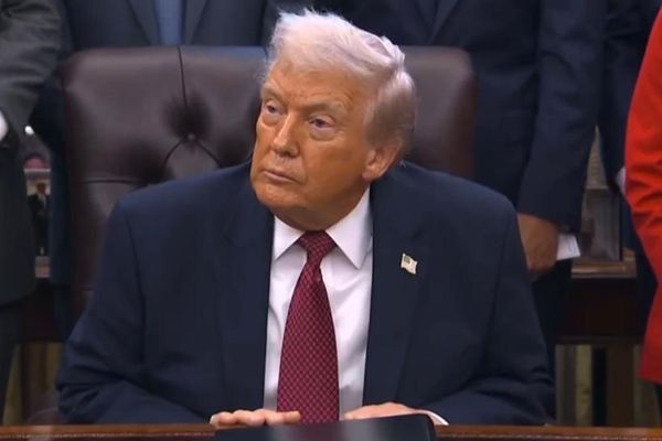 ټرمپ د بایډن له خوا د موټرو د تېلو د منځني لګښت مقررات لغوه کړل