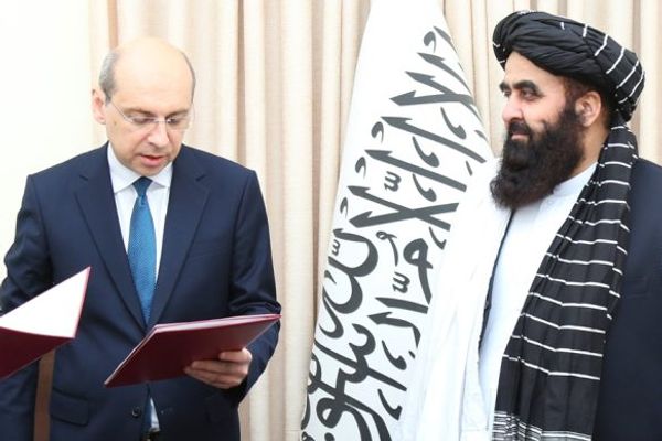 کارینګي پولیټیکا: ولې روسیې طالبان په رسمیت وپېژندل؟