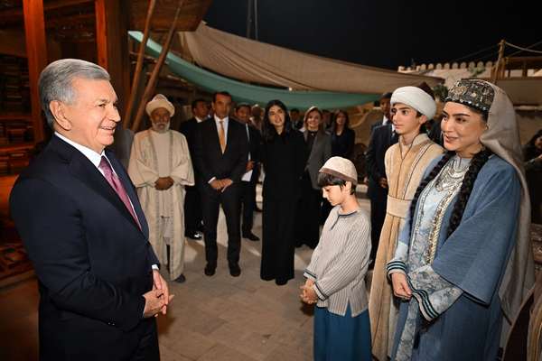 د ازبکستان ولسمشر د ابوعلي سینا په اړه د جوړېدونکي فلم له چارو لیدنه کړې
