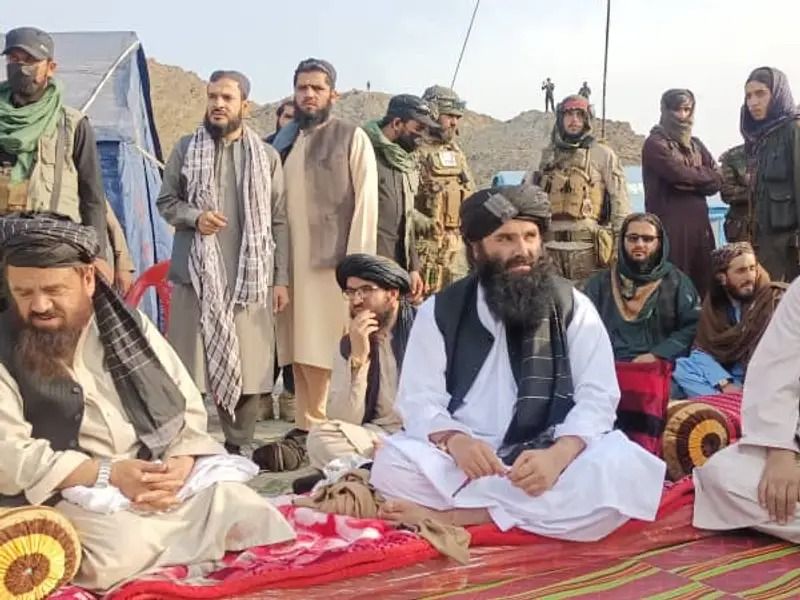 سراج الدین حقاني په تورخم کې له افغان کډوالو سره