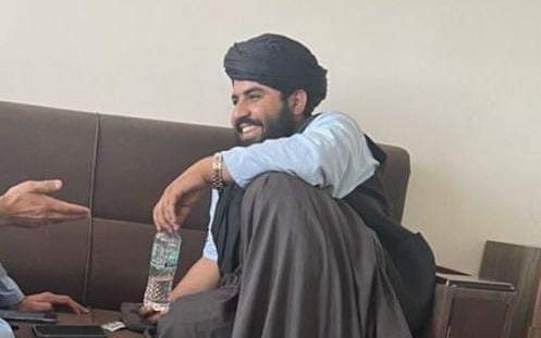 فتح الله منصور د کندهار عینومېنې پر ډبیلو سړک په یوه ډېر لوکس کور کې اوسيږي، چې قیمت یې شاوخوا ۳۵۰ زره ډالره اټکل شوی.