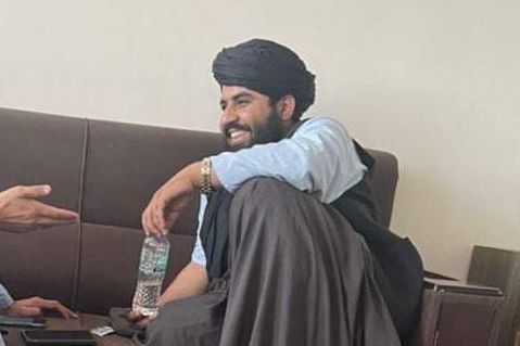 فتح الله منصور د کندهار عینومېنې پر ډبیلو سړک په یوه ډېر لوکس کور کې اوسيږي، چې قیمت یې شاوخوا ۳۵۰ زره ډالره اټکل شوی.