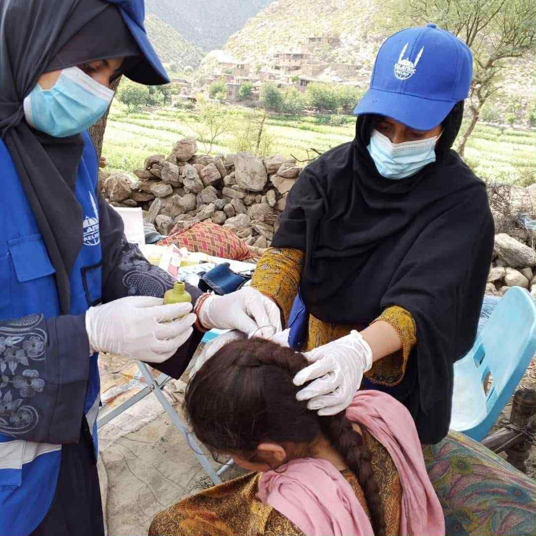 زنانی که در چوکات یک نهاد غیر دولتی برای کودکان و زنان آسیب دیده کمک می کنند. تعدادشان بسیار اندک است