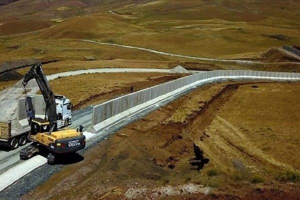 ایران وایي له افغانستان سره د سرحدي دېوال د جوړولو چارې تر ۸۱ کیلومترو رسېدلې دي