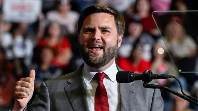 معاون ترامپ: باید به حکومت ایران مشتی محکم زد