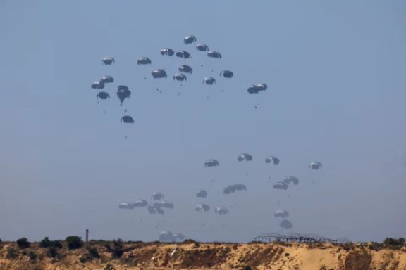 بستههای مواد غذایی پس از رها شدن از هواپیما در نوار غزه فرود میآیند