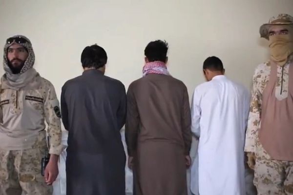 د طالبانو سرحدي پولیسو د درېیو کسانو د ناقانونه سفر مخه نیولې ده
