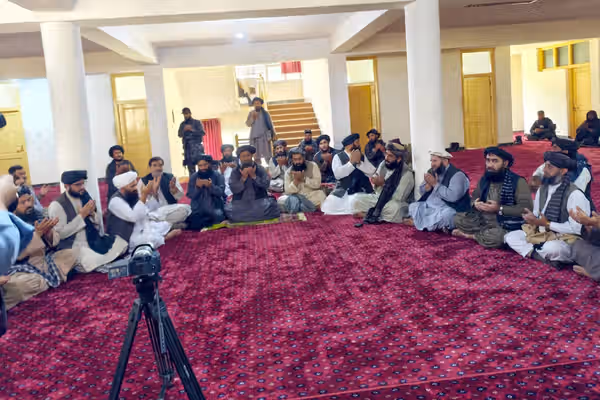 ملا برادر د نورستان له مرګونو سېلابونو دوې اوونۍ وروسته پارون ته سفر وکړ