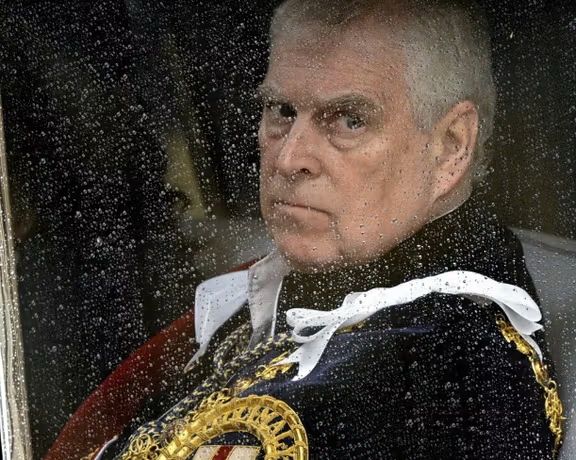 د برېتانیا پاچا خپل ورور له درباري لقبونو بې‌ برخې او له شاهي ماڼۍ یې وایست