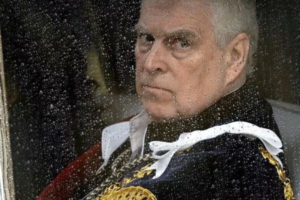 د برېتانیا پاچا خپل ورور له درباري لقبونو بې برخې او له شاهي ماڼۍ یې وایست