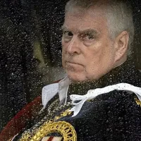 د برېتانیا پاچا خپل ورور له درباري لقبونو بې برخې او له شاهي ماڼۍ یې وایست