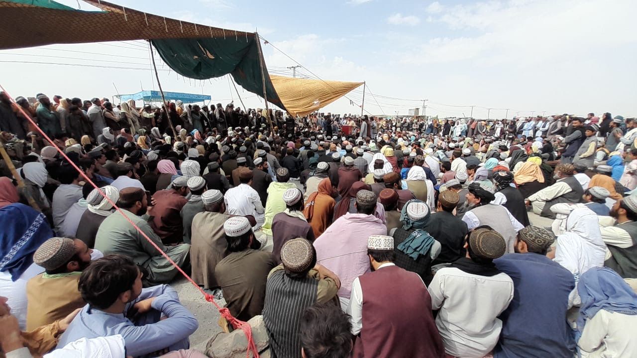 صدها پاکستانی در اعتراض به منع تردد بدون ویزا از مرز با افغانستان تحصن کردند