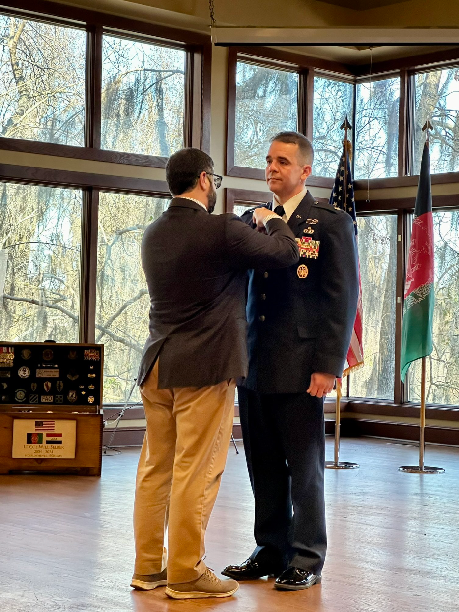 د افغانستان پخواني لوی درستیز یو امریکايي دګرمن ته افغان مډال ډالۍ کړی