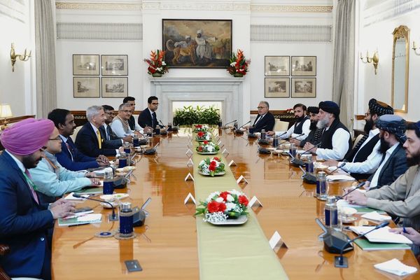 د طالبانو د سوداګرۍ وزیر له جی شنکر سره د چابهار بندر د فعالیت پر ډېرولو غږېدلی