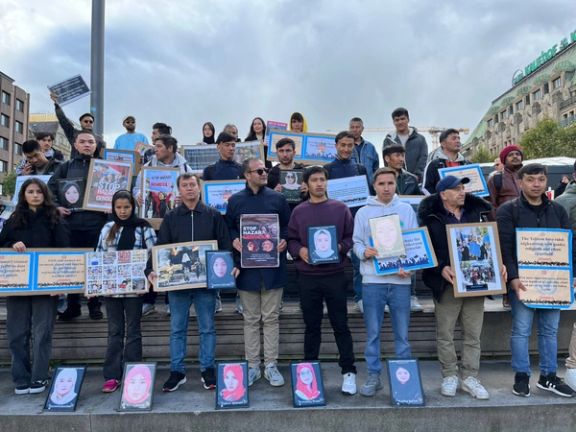 افغانهای مقیم شهر دوسلدورف آلمان به کشتار هزارهها در افغانستان اعتراض کردند