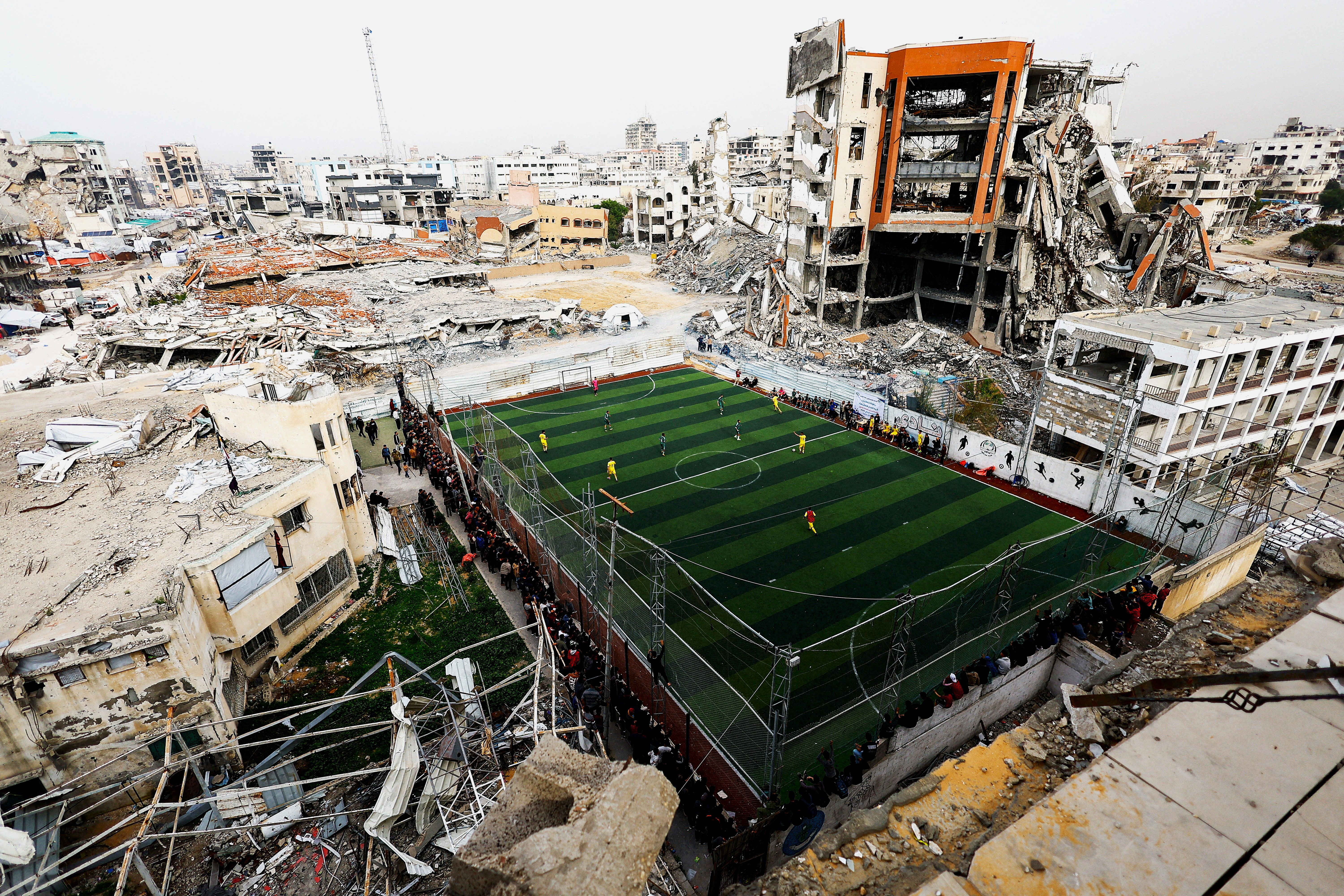 بازگشت فوتبال به غزه، بازی روی زمینی زخمی از جنگ و ویرانی