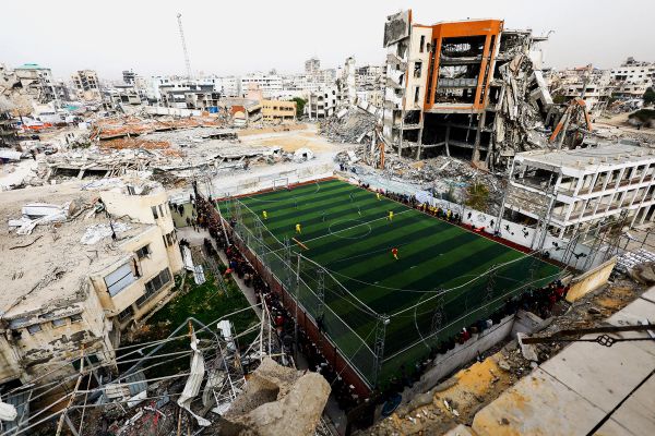 بازگشت فوتبال به غزه، بازی روی زمینی زخمی از جنگ و ویرانی