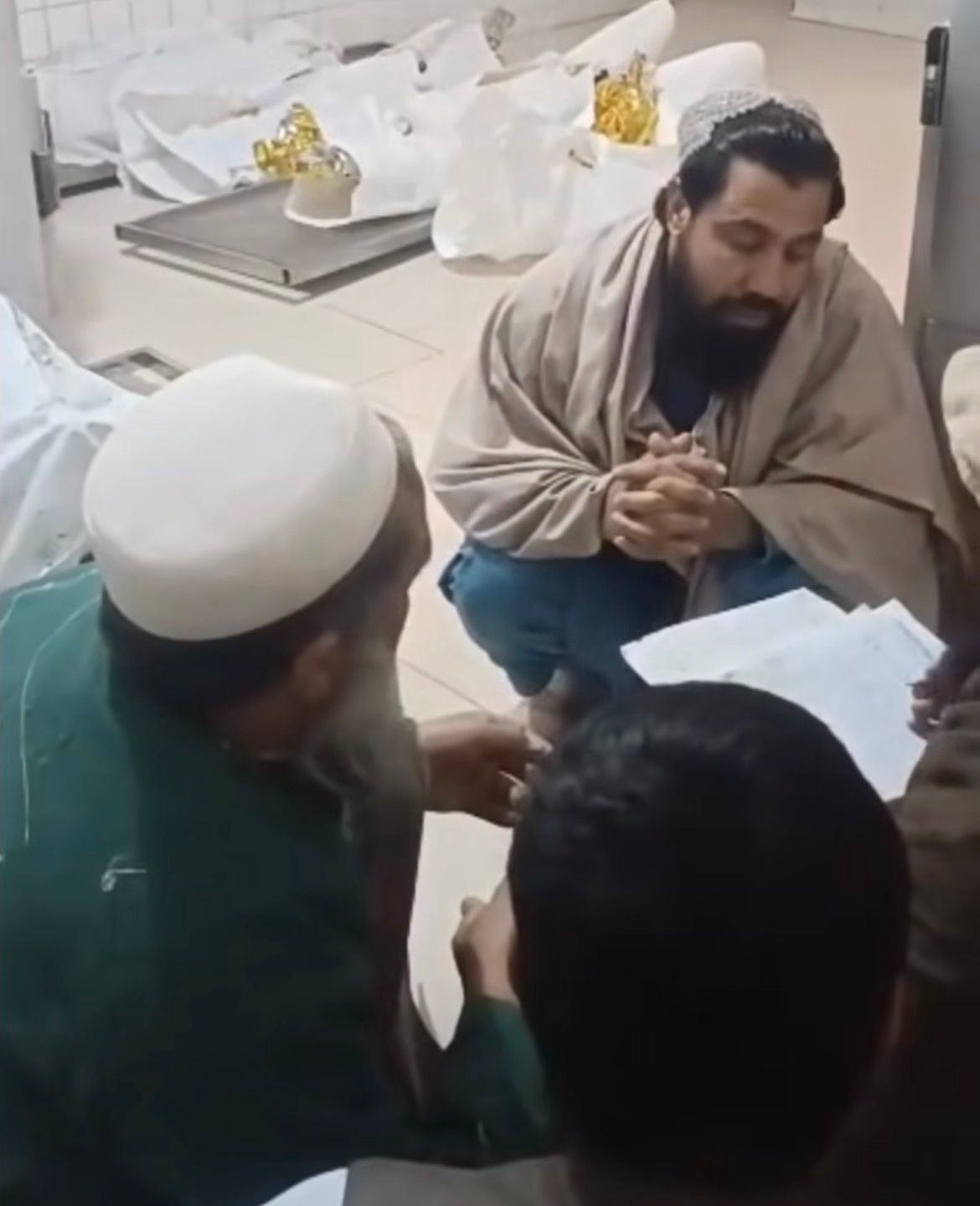 د لغمان په قرغیو ولسوالۍ کې د ټرافیکي پېښې له امله د یوې کورنۍ ۶غړي مړه شوي