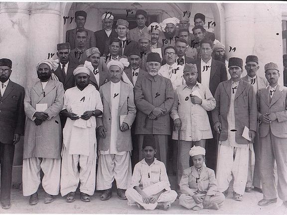 دا تصویر په پېښور پوهنتون کې اخیستل شوی ۲۶ په نښه شوی کس حمزه بابا او په تصویر کې قلندر مومند هم ښکاري