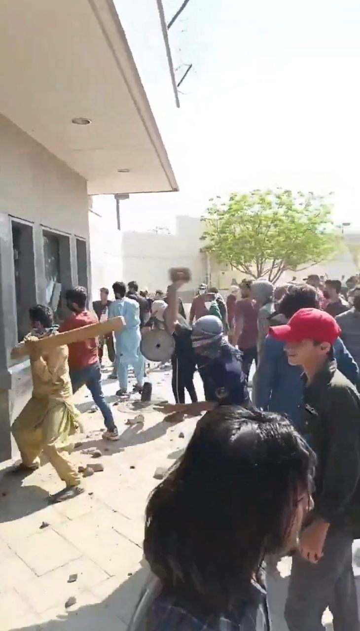 په کراچۍ کې سلګونه کسانو د امریکا پر کونسلګرۍ یرغل کړی