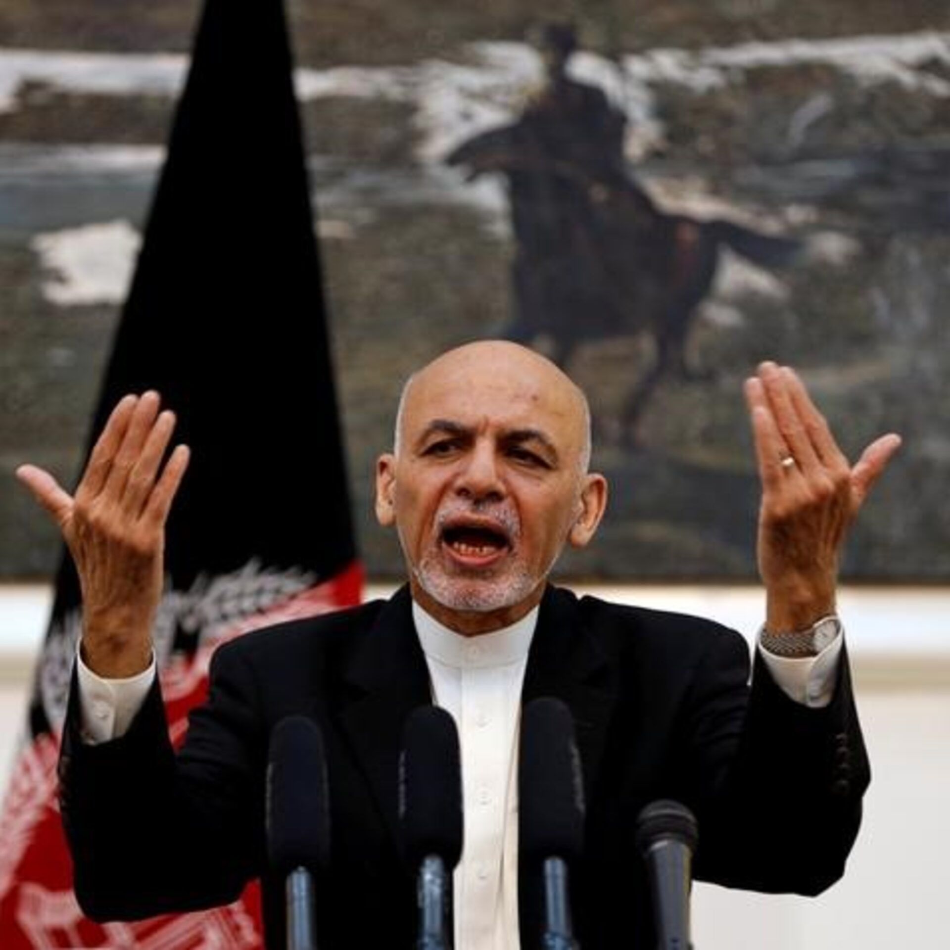 غنی: ماندن من در افغانستان به طالبان مشروعیت می‌داد
