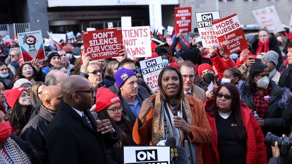 پرستاران در دو شفاخانه نیویارک در اعتراض به وضعیت دشوار کاری اعتصاب کردند