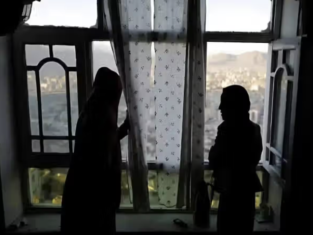 تزايد مخاوف الطالبات الأفغانيات في باكستان مع استمرار ترحيل اللاجئين