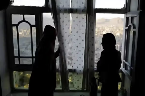 تزايد مخاوف الطالبات الأفغانيات في باكستان مع استمرار ترحيل اللاجئين