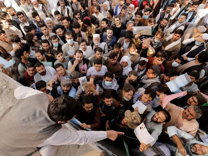 طالبان: عریضه کاغذی نیاورید، تنها به بیماران و افرادی با نیاز شدید پاسپورت صادر می‌کنیم