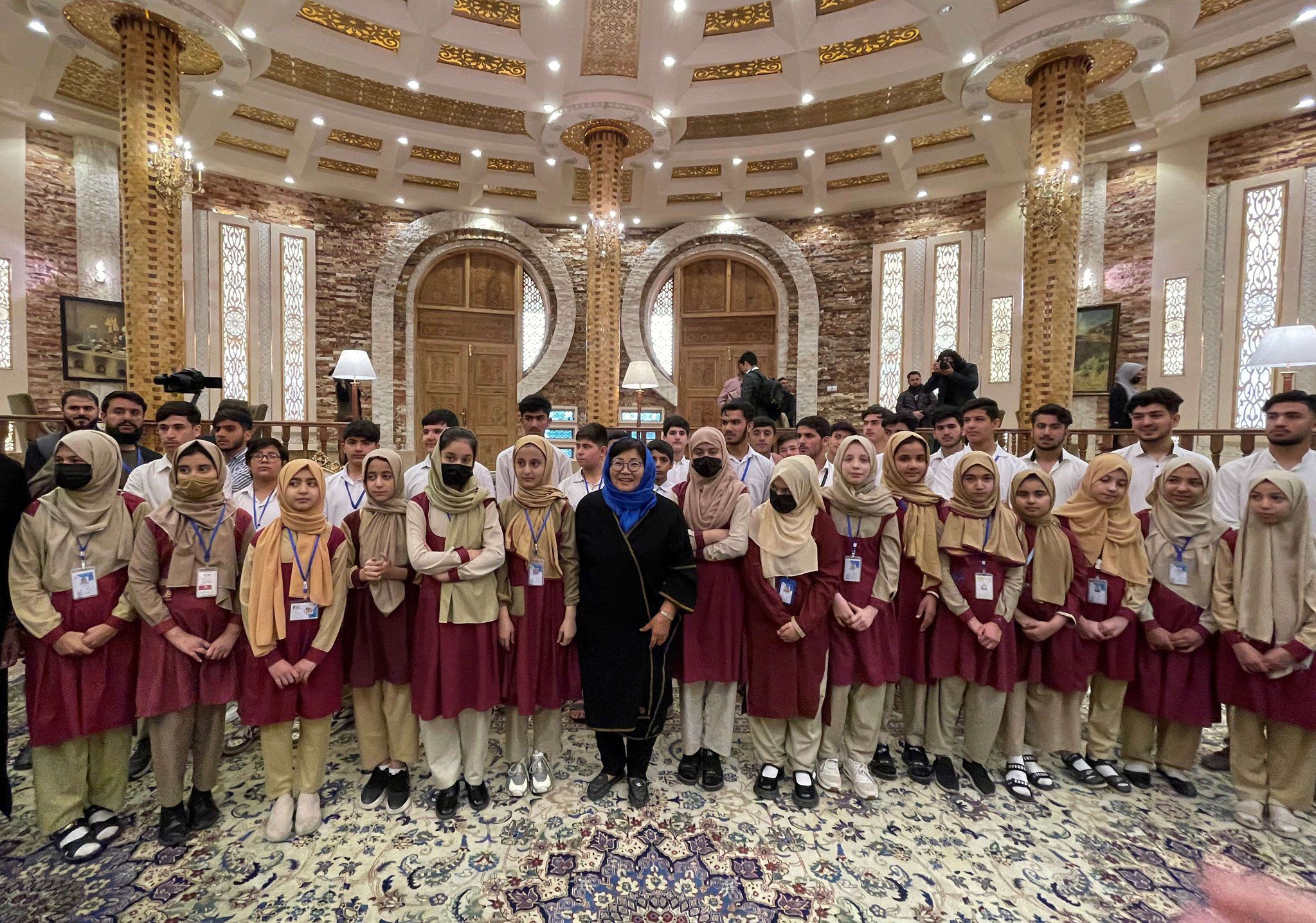 دیدار نماینده سازمان ملل با دختران دانش‌آموز در نمایشگاه «امام ابوحنیفه» در کابل