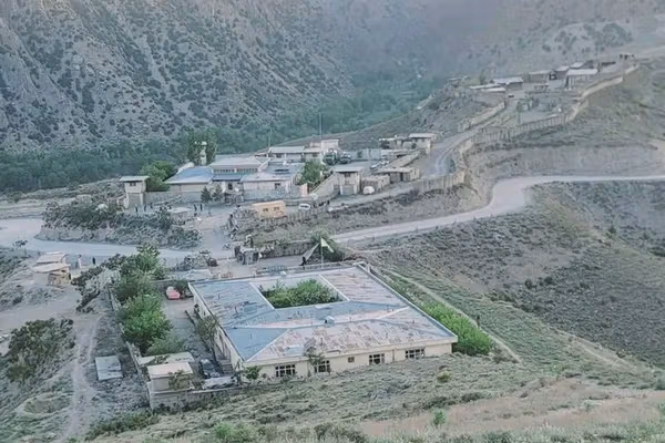 د پکتیا ځینې اوسېدونکي: «طالبانو د پکتیا په احمدخېلو کې پر ښوونکو ځیرک موبایلونه بند کړي»