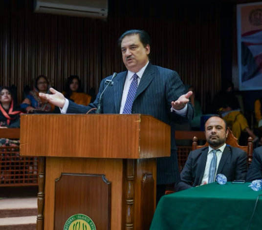 وزير الخارجية الباكستاني السابق: الحدود الحالية مع أفغانستان رسمية ومعترف بها دولياً