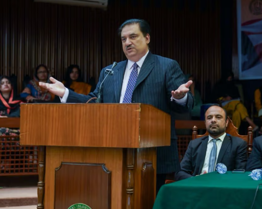 وزير الخارجية الباكستاني السابق: الحدود الحالية مع أفغانستان رسمية ومعترف بها دولياً