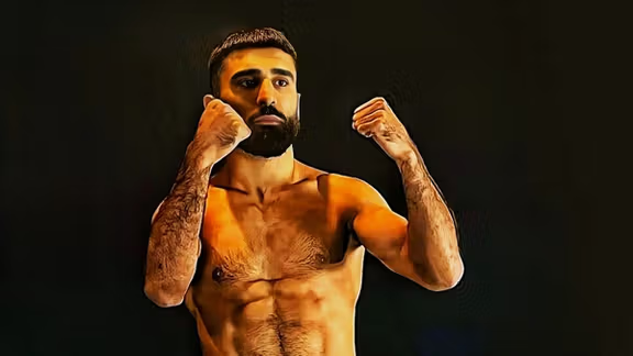 افغان لوبغاړی فردوس نعیمي د مکسیکو کاردوزو پر وړاندې د لوبو ډګر ته ښکته کېږي