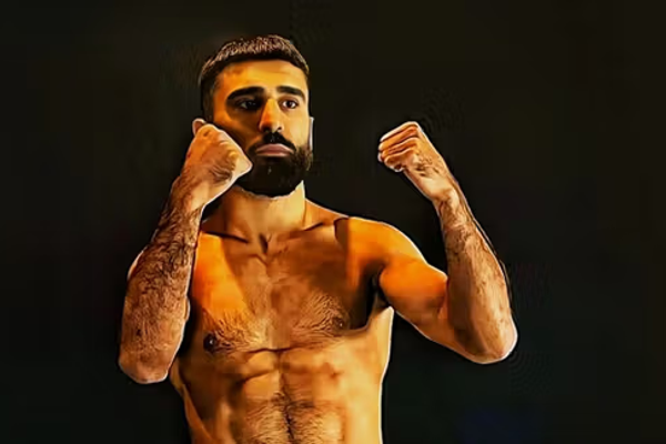 افغان لوبغاړی فردوس نعیمي د مکسیکو کاردوزو پر وړاندې د لوبو ډګر ته ښکته کېږي