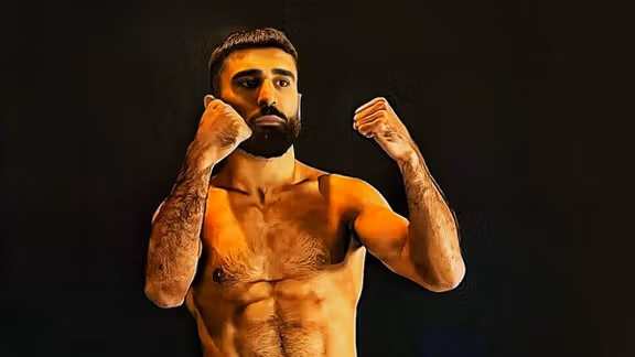 افغان لوبغاړی فردوس نعیمي د مکسیکو کاردوزو پر وړاندې د لوبو ډګر ته ښکته کېږي