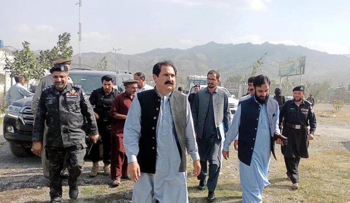 مقام پاکستانی از مرز تورخم بازدید کرد