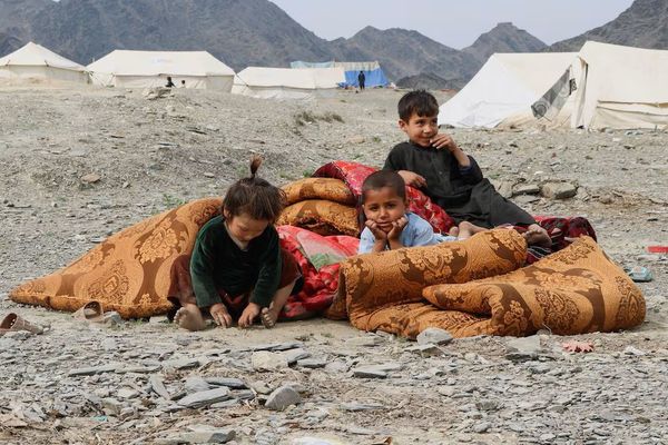 د طالبانو او پاکستان د نښتو له امله د افغانستان په ختیځ کې ۱۰۰ زره کسان بېځایه شوي