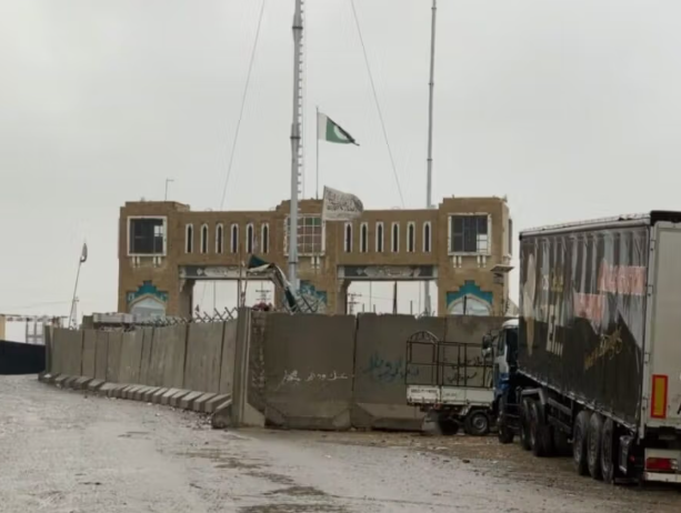 تجّار في باكستان يطالبون بإعادة فتح المعابر الحدودية مع أفغانستان