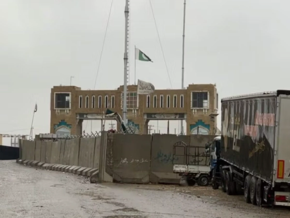 تجّار في باكستان يطالبون بإعادة فتح المعابر الحدودية مع أفغانستان