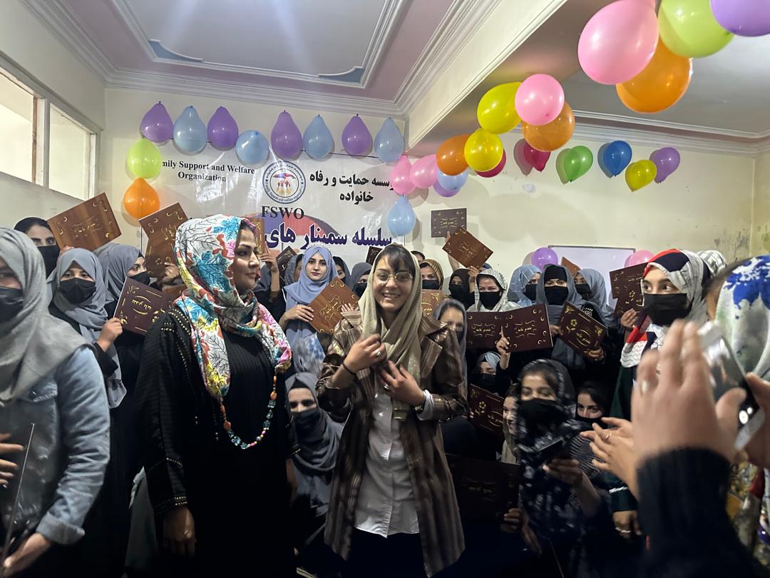 سودابه اوس د یوې درمل جوړوونکې فابریکې لپاره درملتونونو ته د درملو د وېش په برخه کې کار کوي.