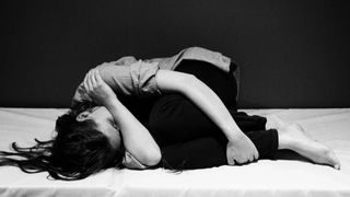 په ښځو کې میاشتنۍ ناروغي؛ دردونه، خپګان، قهر، ستړیا کم انرژي کیدل او بې قراري