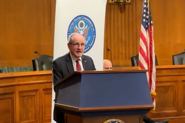 د امریکا د سنا د بهرنیو چارو کمېټې مشر: له طالبانو سره مالي مرستې باید ودرول شي