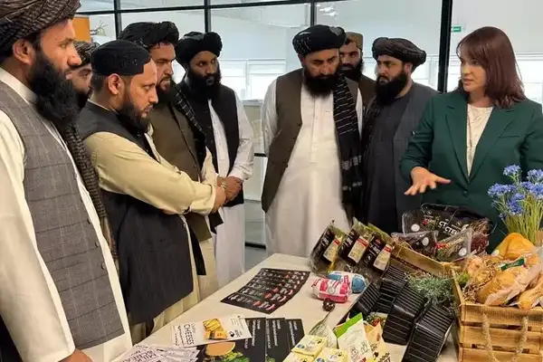 حلقهزدن مقامهای طالبان دور زنان بلاروسی واکنشبرانگیز شد