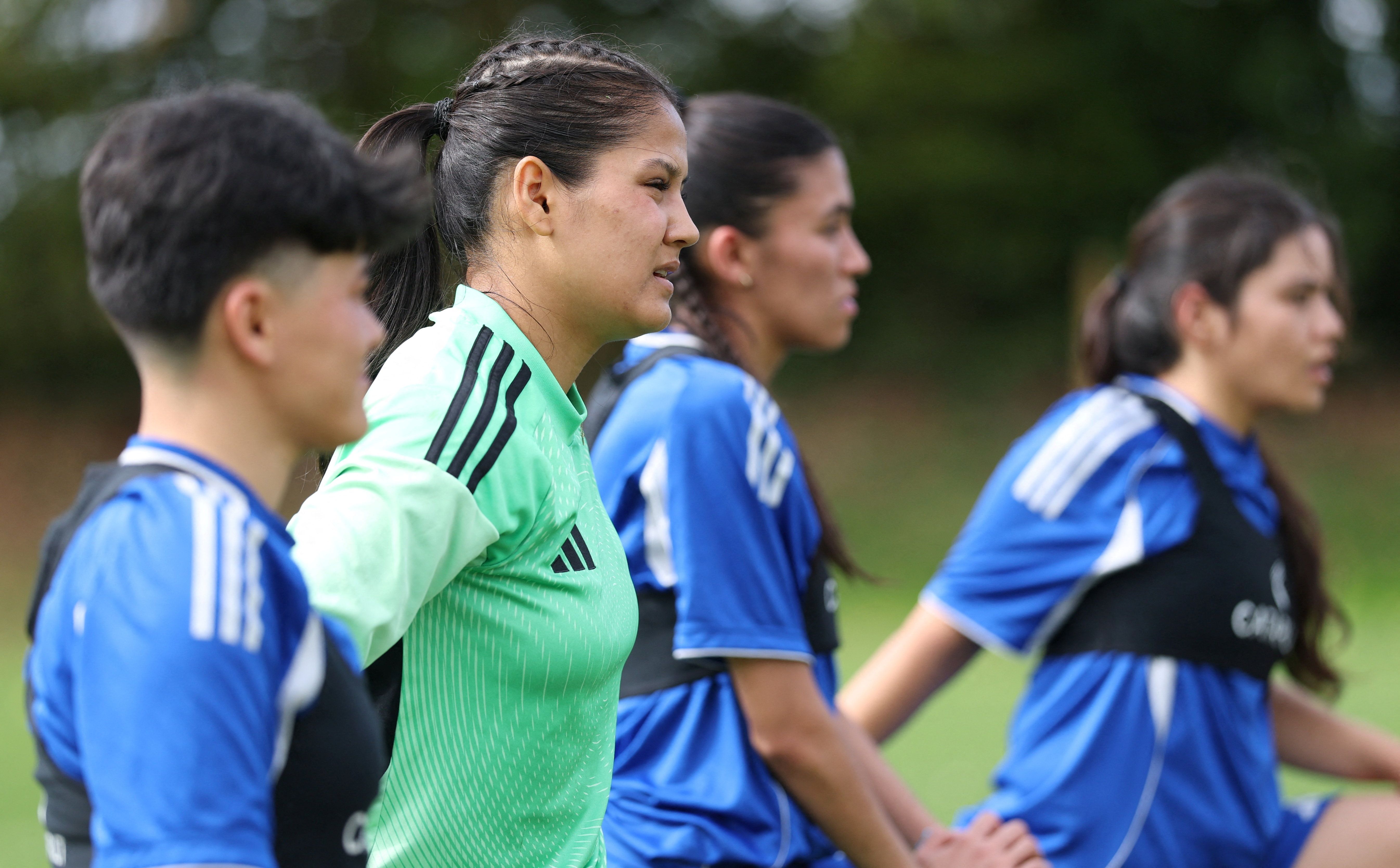 ما هنوز اینجا هستیم؛ زنان مهاجر افغان در زمین فوتبال به دنبال آزادی هستند