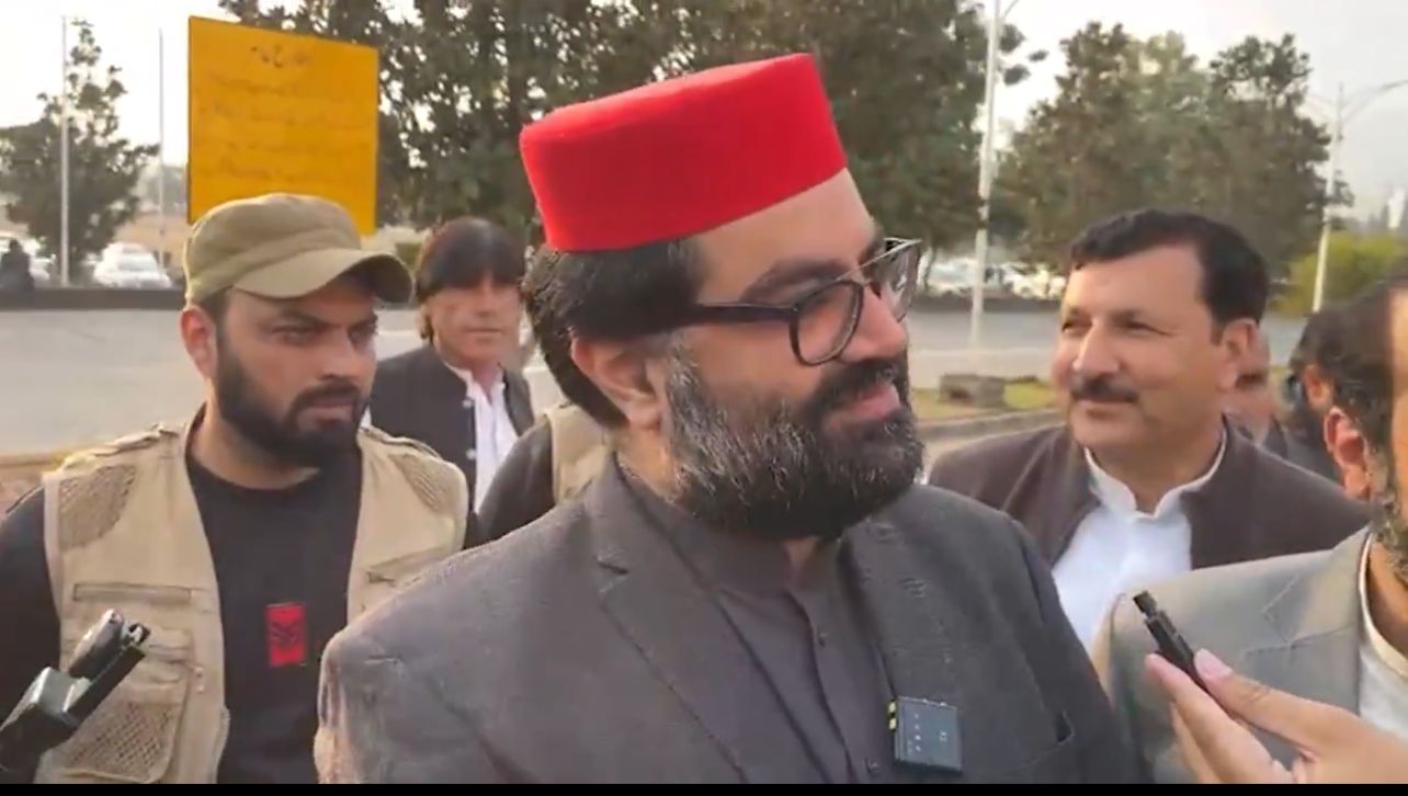 اېمل ولي خان: محمود خان اڅکزی د پښتنو د یووالي‌ نارې هیرې کړي او د خځلو ډېران ته نږدې شوی